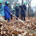 里山体験教室「落ち葉かきとごほうびの焼き芋の作り」雨のなかでも気持ちは晴マーク！